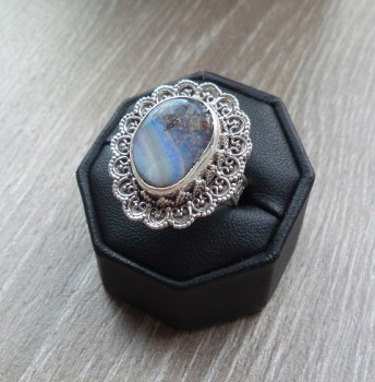 Zilveren ring met Boulder Opaal met bewerkte kop en band 18 mm